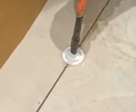 城中瓷砖空鼓维修公司专业解答瓷砖在铺贴过程中，如果没有涂抹均匀到位的粘结材料（如水泥砂浆或瓷砖胶），可能会导致以下问题